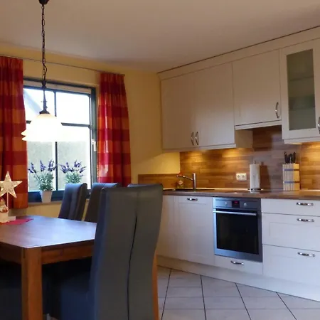 Behagliches Reetdachhaus Eibe 1 Puddemin