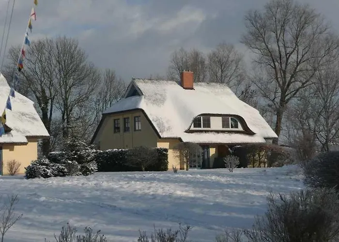 別荘 Behagliches Reetdachhaus Eibe 1 Puddemin