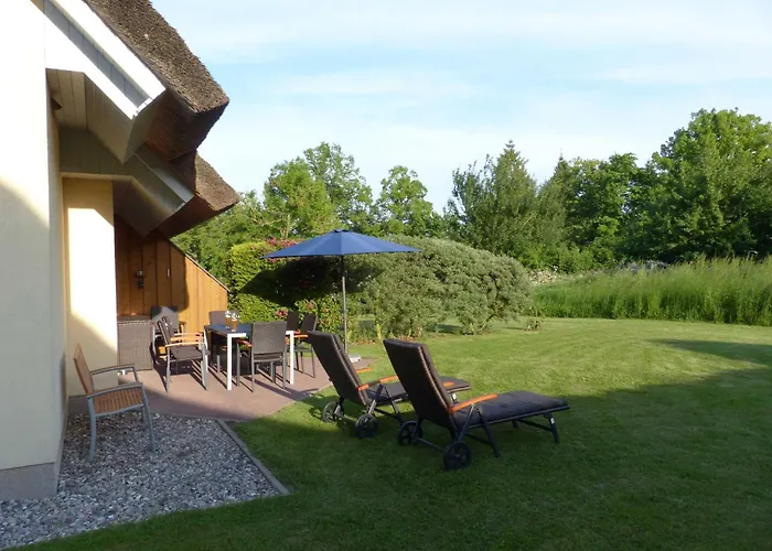 別荘 Behagliches Reetdachhaus Eibe 1 Puddemin