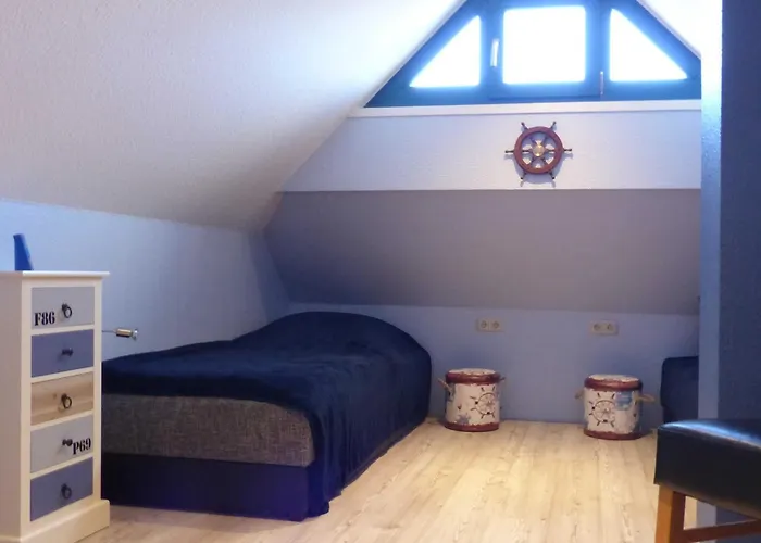 Behagliches Reetdachhaus Eibe 1 別荘