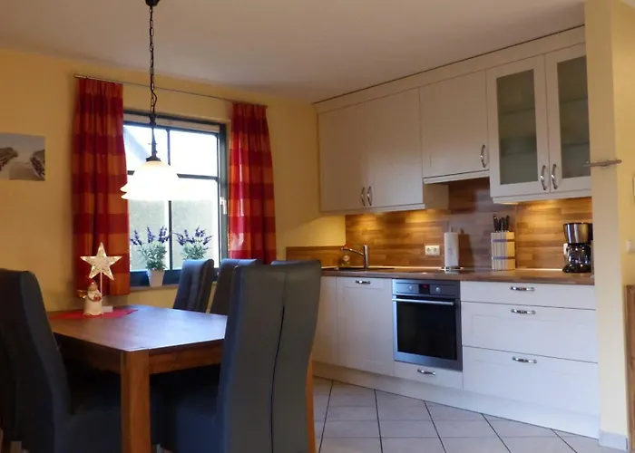 Behagliches Reetdachhaus Eibe 1 Puddemin